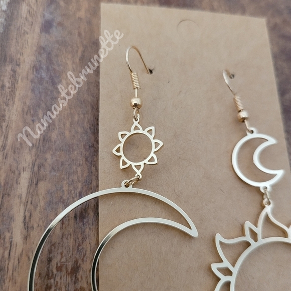 Metal Asymmetrical Golden Sun & Moon Dangle Drop Earrings - Picture 15 of 16
